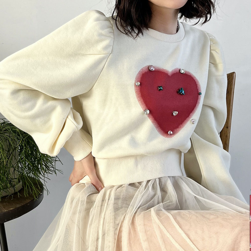 　『　インスタサブ垢で大バズり！　』　立体的なビジューを散りばめた裏起毛のハートプリントプルオーバー。裏起毛ハートプリントビジュー付ショート丈トップス