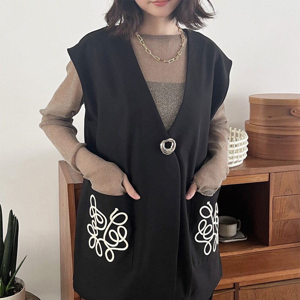 【コード刺繍】　　『　インスタサブ垢で大人気！　』　あのバズったコード刺繍シリーズの最新版登場！ブローチ付きコード刺繍ジレ