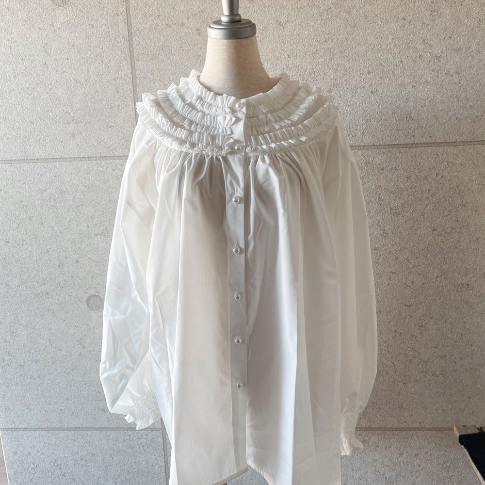 【重要/予約3月下旬入荷予定】　スプリングセール！　　『　インスタサブ垢で大人気！　』　フリルディテールホワイトブラウス