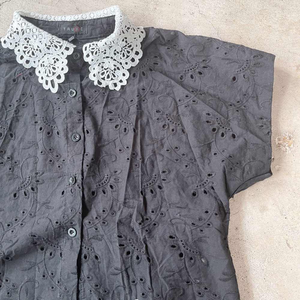 【重要/予約6月上旬入荷予定】 【メール便対応】 　スプリングセール！　『　インスタで大人気！　』    レース襟透かし刺繍フェミニンブラウス