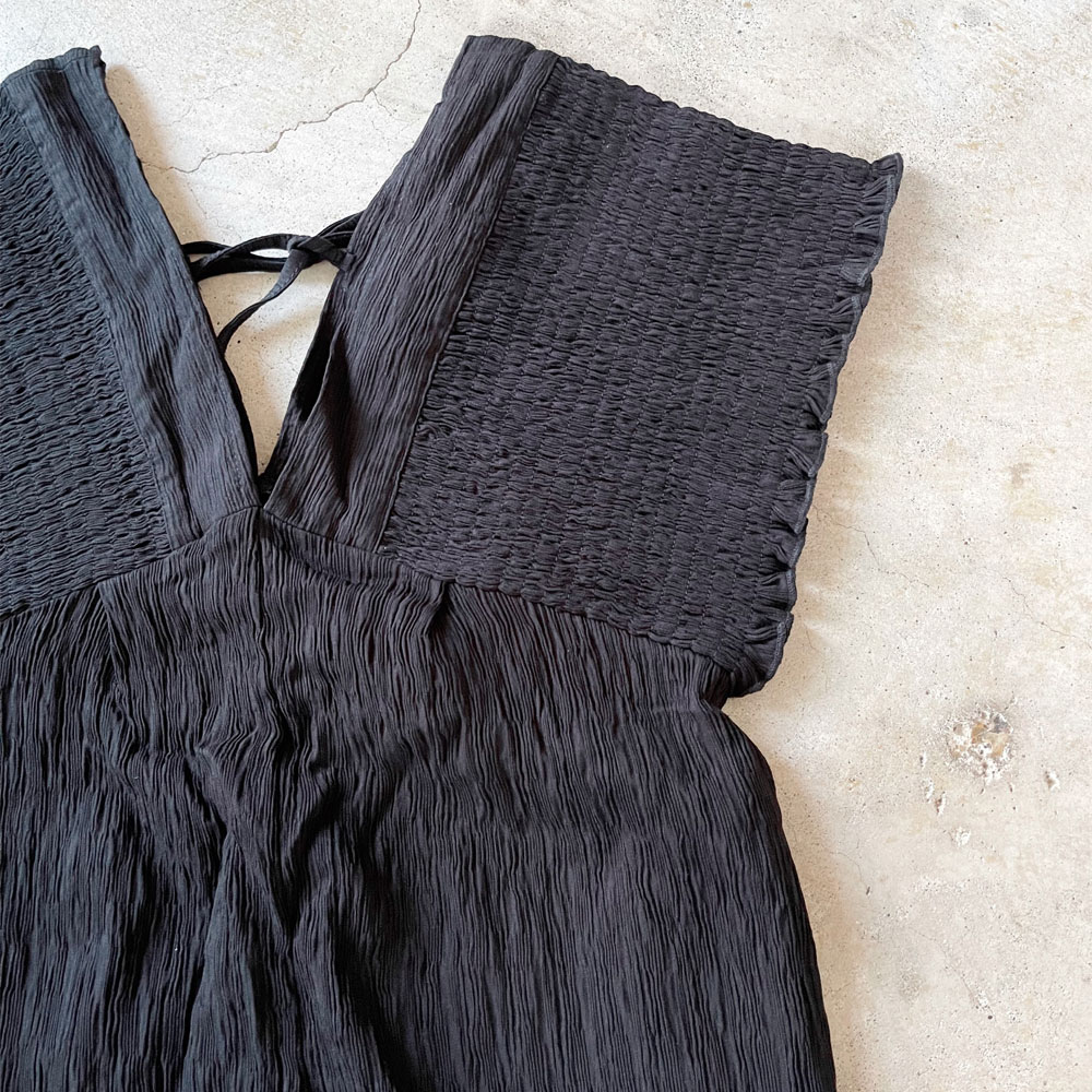 ウィンターセール！　【一部即納】【急上昇】 　『　インスタで大人気！　』　SNSで話題のデザインサロペット。シャーリングVネックサロペット