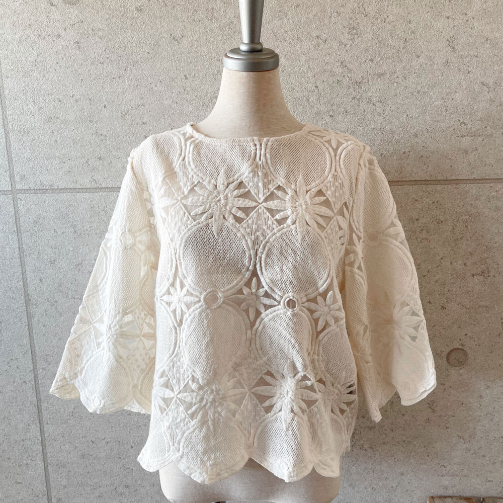 【ベージュ鬼バズり！】【ホワイト即納】【4月下旬入荷予定】  春の早割り　『　インスタサブ垢で大人気！　』  【メール便対応】    『　インスタサブ垢で大バズり！　』   スカラップデザインブラウス/5-236-195829