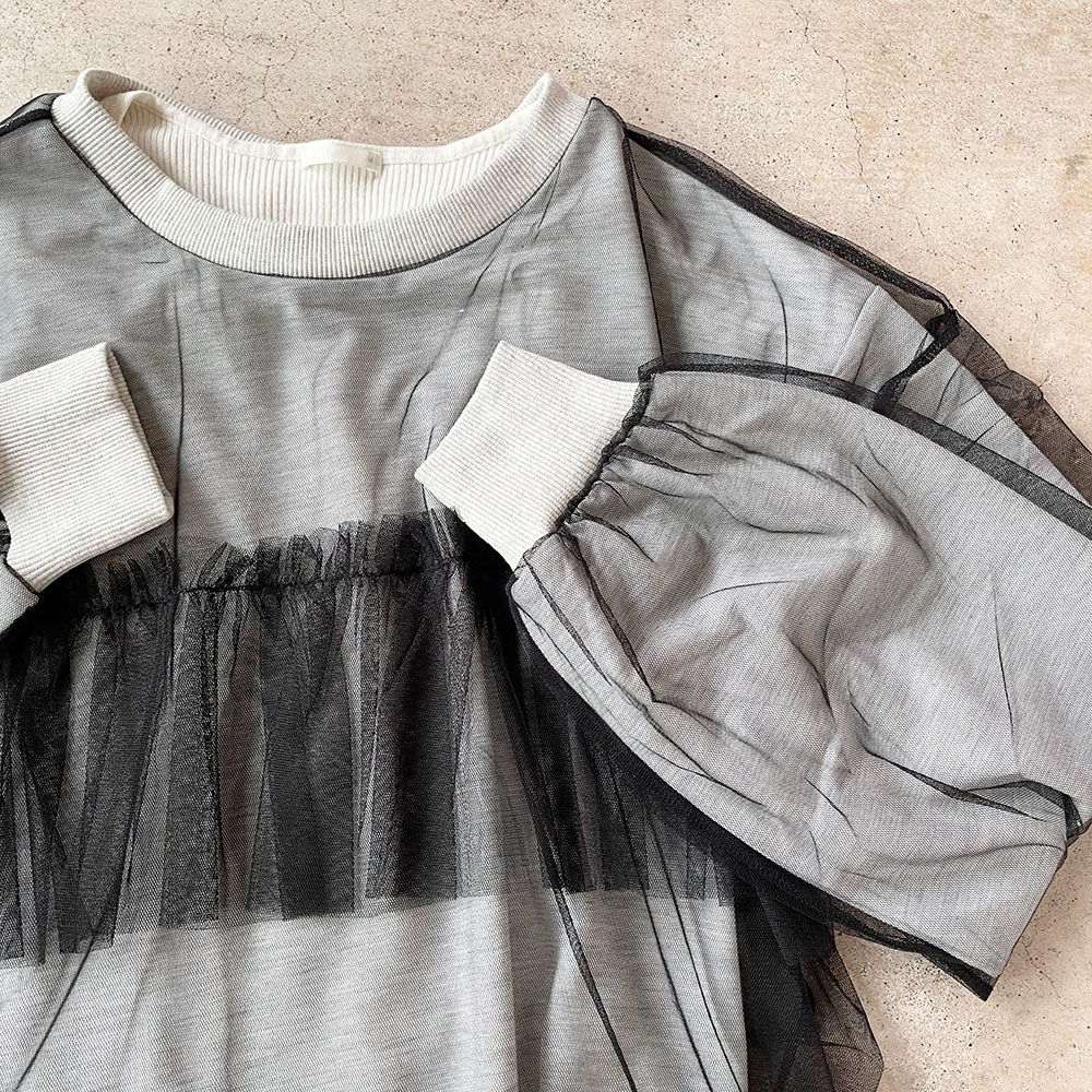 『　インスタサブ垢で大バズり！　』   繊細なチュールを全体に重ねた、華やかな印象のクルーネックププルオーバー。チュールドッキングフリルトップス