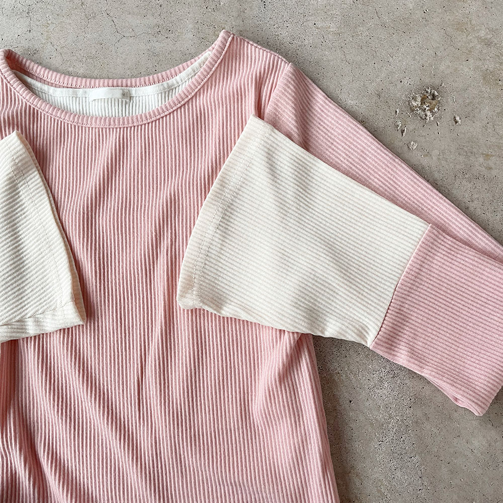 『　インスタサブ垢で大バズり！　』  配色デザインのフレアスリーブリブトップス。配色フレアスリーブリブトップス