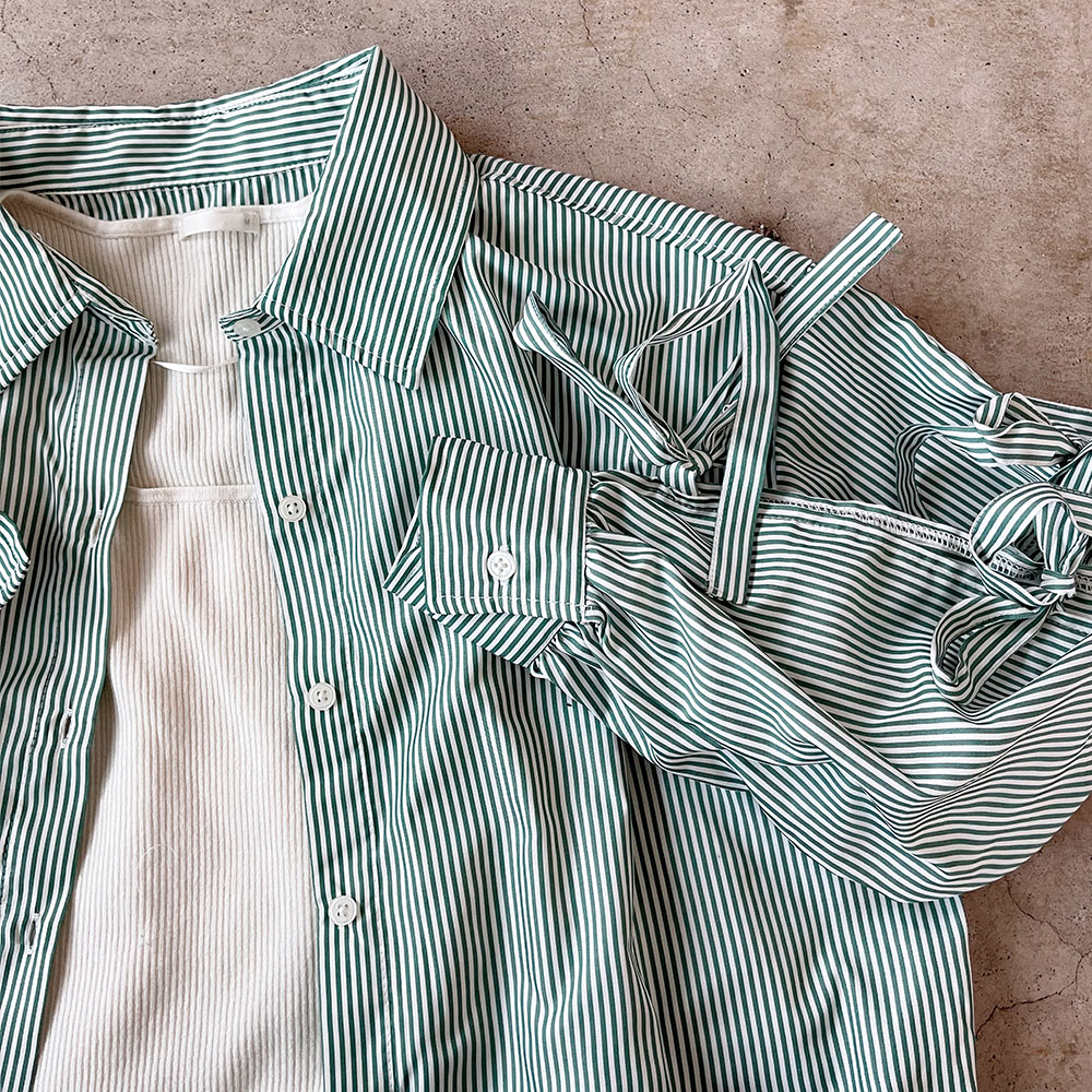 『　インスタサブ垢で大バズり！　』   袖りぼんスリットショート丈シャツ