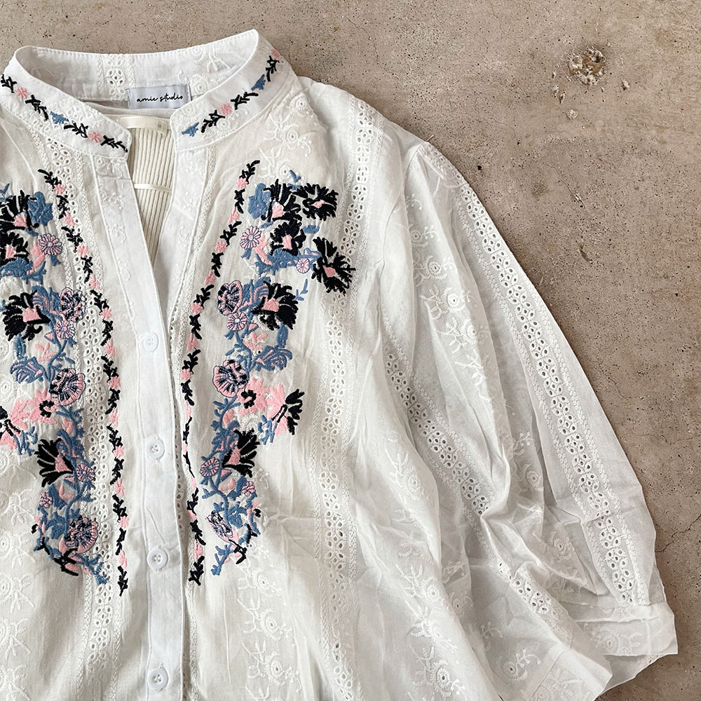 『　インスタサブ垢で大バズり！　』  コットン胸元刺繍レースブラウス