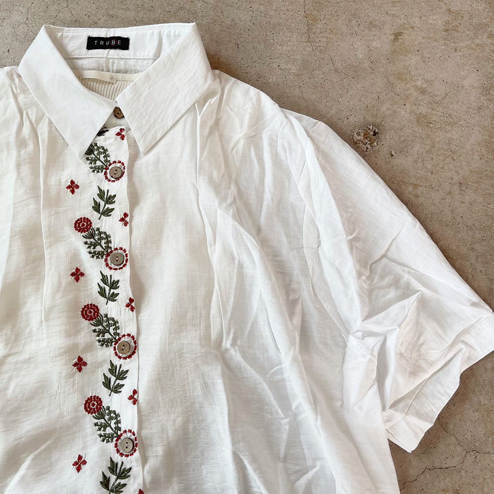 『　インスタサブ垢で大バズり！　』  フラワー刺繍半袖シャツ