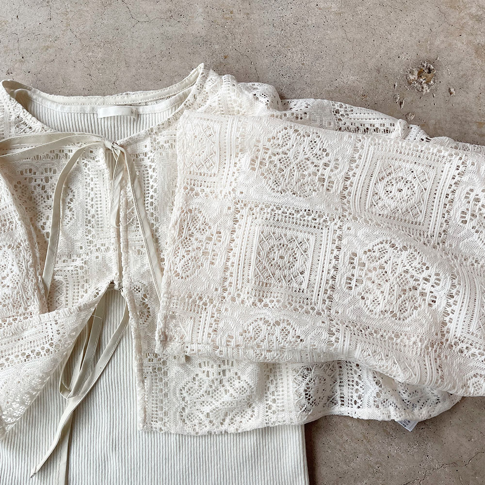 　『　インスタサブ垢で大バズり！　』　サイドにスリットもあって大人のリラックスカジュアルスタイルにピッタリ！ブロックレースクロップドカーディガン登場！