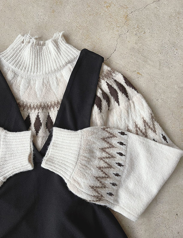 カジュアルで可愛い！ダメージ加工×球心柄のハイネックニット