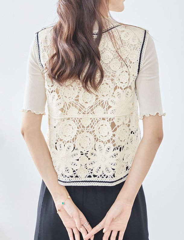 インスタで大バズり中のフラワー刺繍ベストの最新版が登場！入荷待ち