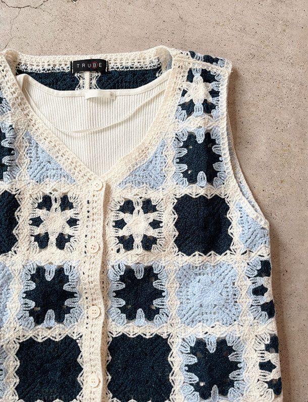 　　『　インスタサブ垢で大バズり！　』　プチプラで買える大ヒットシリーズの最新作！刺繍ニットベスト登場！