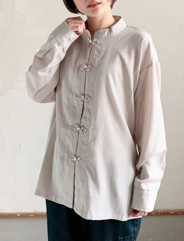 フロッグボタンが可愛い さらり素材の春ブラウス