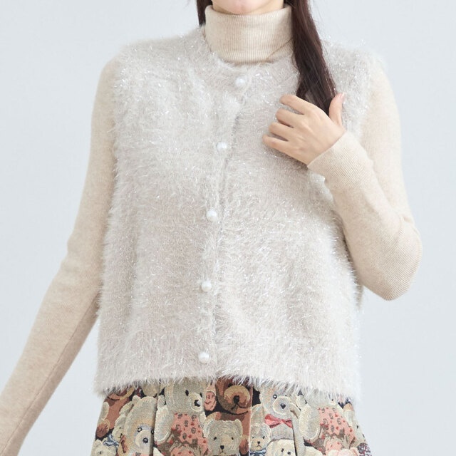 冬服50％off『　インスタサブ垢で大人気！　』　パールボタン付きラメシャギーニットベスト