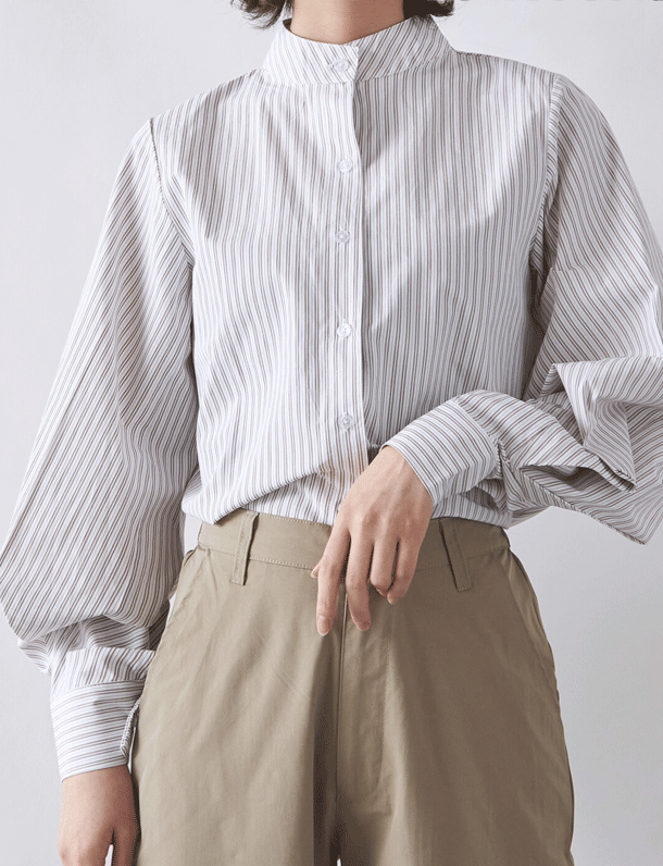 シンプルデザインで合わせやすい!変形袖のストライプ柄バンドカラーシャツ シンプルデザインで合わせやすい!変形袖のストライプ柄バンドカラーシャツ