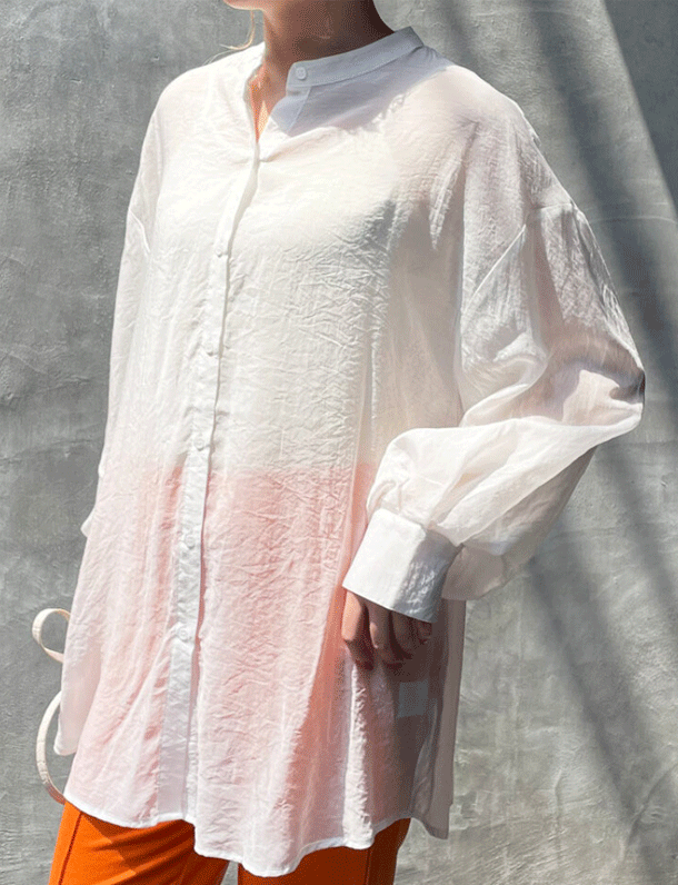 涼しげエアリーな雰囲気のシアーシャツ。程よいボリューム袖シアーバンドカラーシャツ