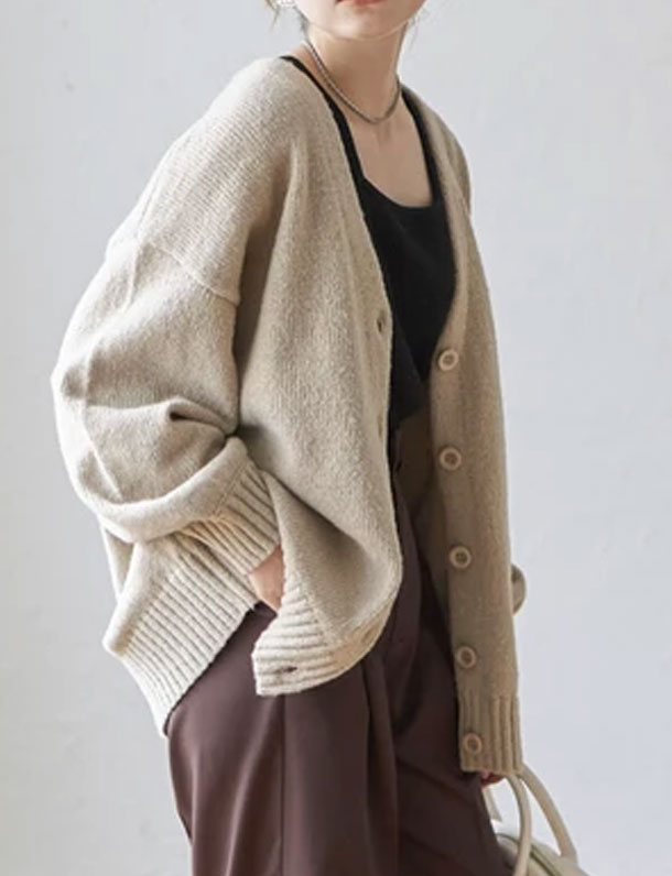 オーバーサイズが可愛い！ふんわりモヘアタッチのボリューム袖V