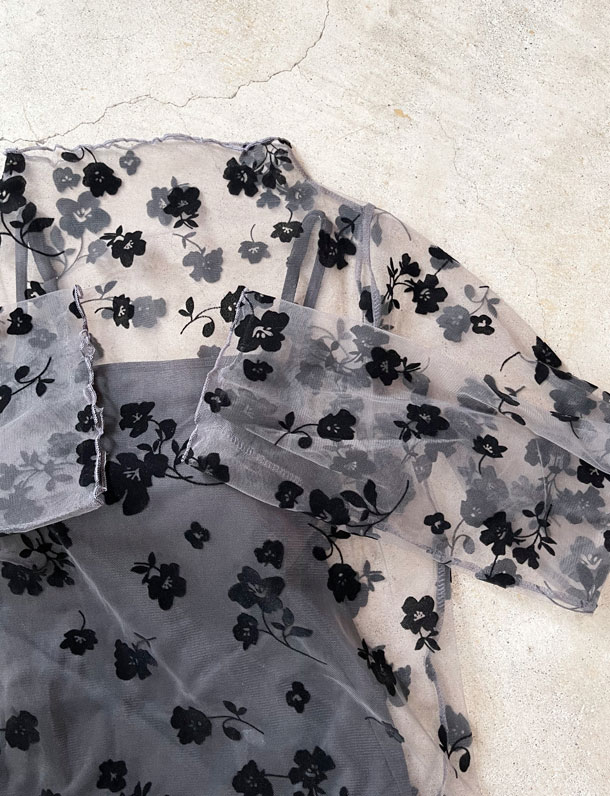 絶妙なシアー感！繊細花柄チュールボトルネックフレアスリーブ