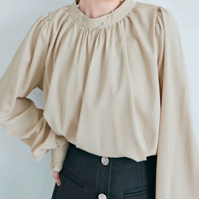 美品★限定デザイン choucho スタンドカラー ブラウス 36 ベージュ 美品☆限定デザイン choucho スタンドカラー ブラウス 36