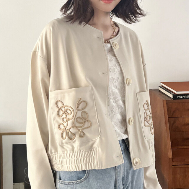 あのバズったコード刺繍シリーズの最新版登場！コード刺繍ノーカラー