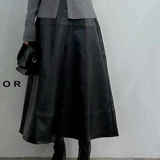 クリスマスセール　【12月中旬入荷予定】 　『　インスタで大人気！　』フェイクレザーステッチセミフレアスカート