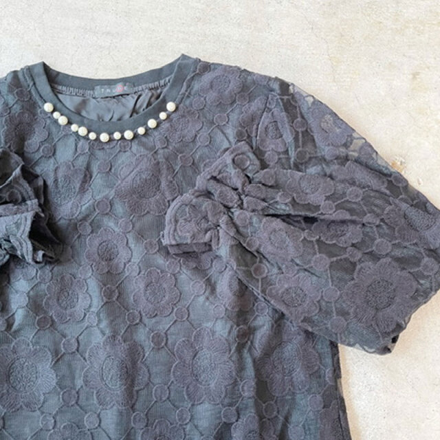 ラスト1着　春の早割り　【メール便対応】　パール付きレース刺繍キレイめブラウス