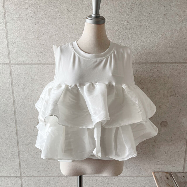 【6月上旬入荷予定】 【期間限定値下げ】　春の早割り【メール便対応】　【急上昇】　大胆フリルがコーデを格上げ！天竺フリルドッキングノースリーブT