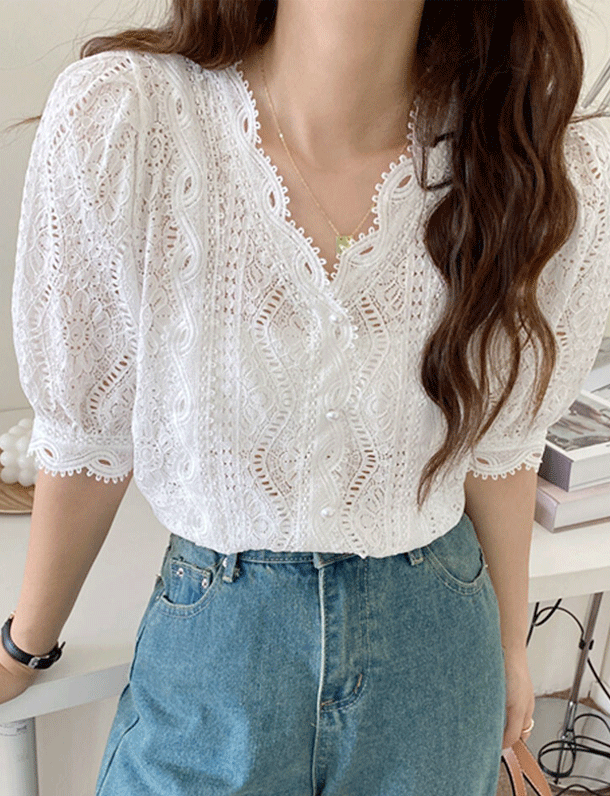 　贅沢な総レース！コンパクトサイズ細めシルエットのVネックブラウス