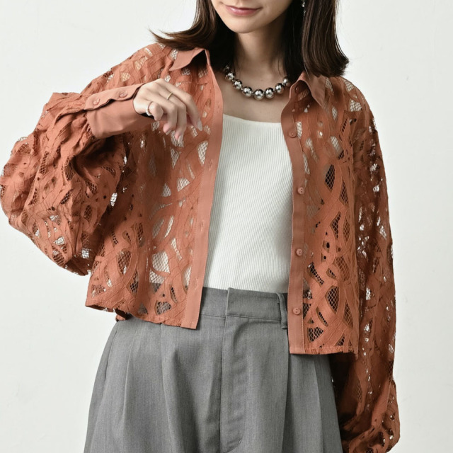 『　インスタサブ垢で大人気！　』   コードレースショート丈シャツ