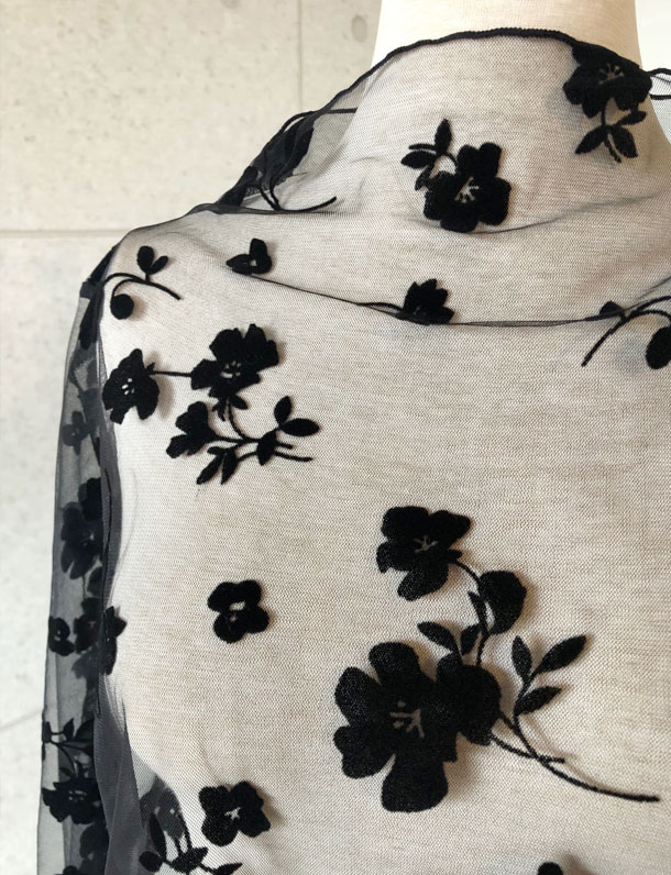 絶妙なシアー感！繊細花柄チュールボトルネックフレアスリーブ