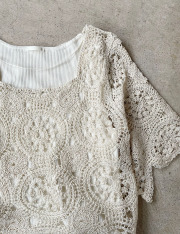 　ナチュラルな風合いのかぎ針編みデザインが可愛い！前後2wayスカラップ5分袖プルオーバー