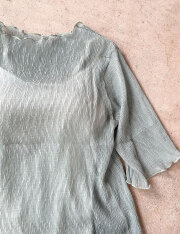 【入荷待ちが凄い！】　コーデに使ったのはセージグリーン！可愛すぎるプチプラトップスが登場！ワッシャー加工メロウトップス