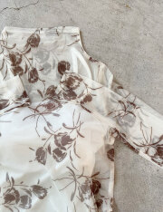 　プリントのパワーネットの素材感も魅力！フラワープリントパワーネットボトルネックロンT