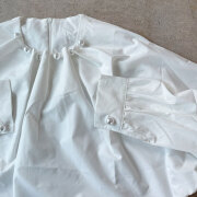 【1月中旬入荷予定】　　ウィンターセール　『　インスタサブ垢で大人気！　』　　パール付きキレイめブラウス。カジュアルダウンして着こなしても。