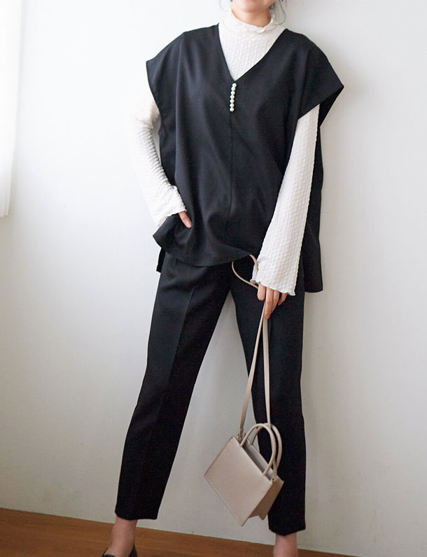 パール付きフレンチスリーブベスト×テーパードパンツ
