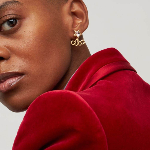 ぼ*ん様 超美品GUCCI スクリプトロゴ ピアス グッチ スクリプトロゴ ピアス 星 スター ゴールド×クリスタル GUCCI