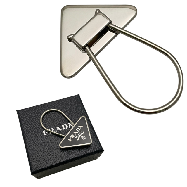 PRADA キーホルダー シルバー メタル製 三角形ロゴ付き PRADA キーホルダー シルバー メタル製 三角形ロゴ付き