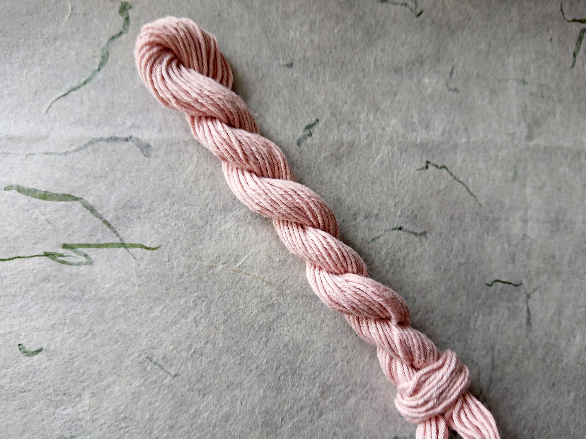 草木　染　糸　灰桜