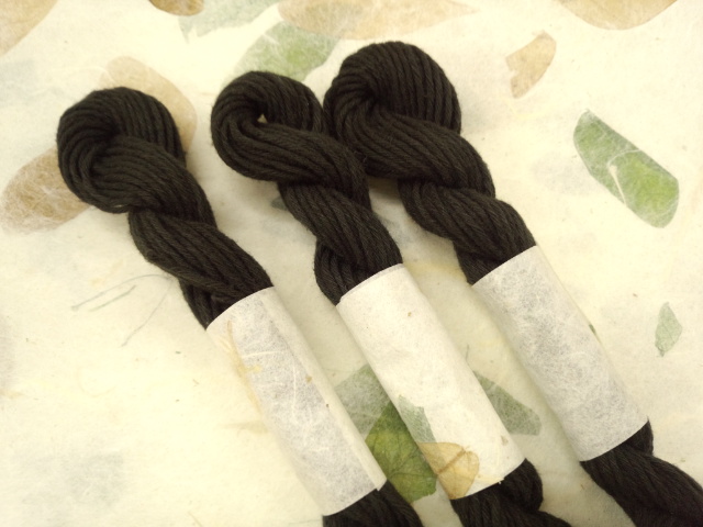 草木染　糸　憲法　黒
