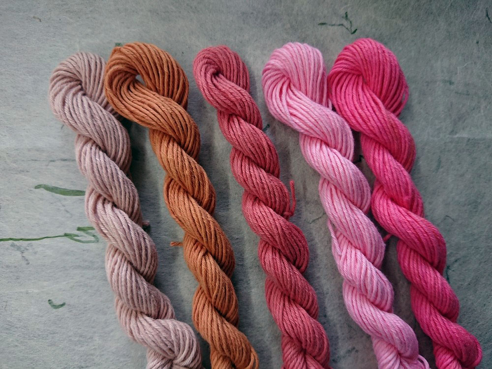 茜染　紅花　染め　糸