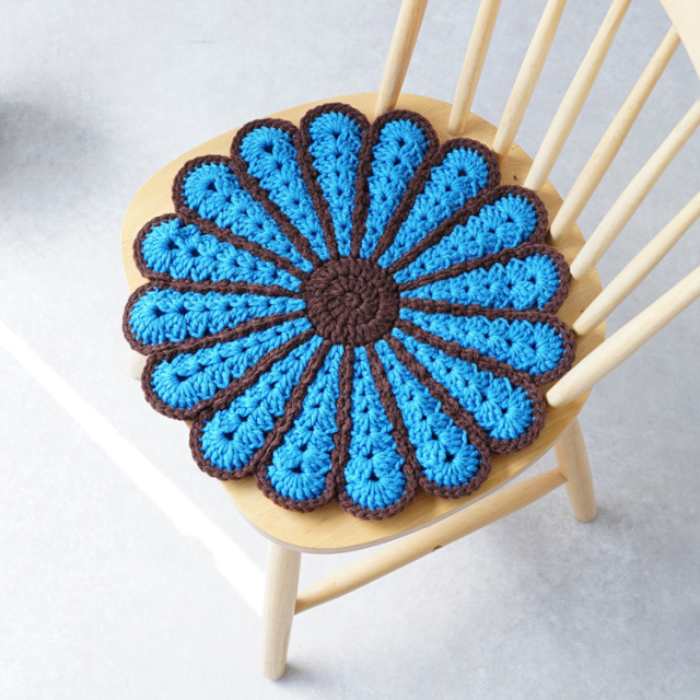 ハンドメイド　手編み　お花のベッドカバー　ブラック 受注製作】手編みのベッドカバー お花モチーフ カーペット・絨毯