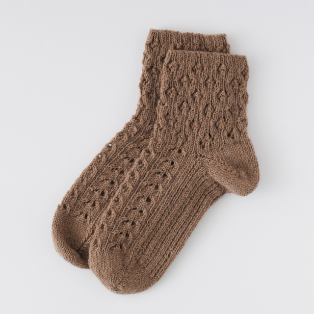 透かし編みの靴下 赤② 手編み