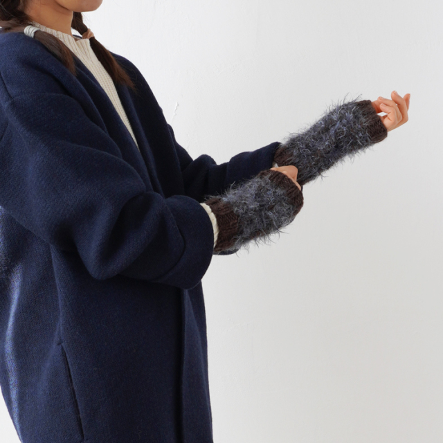 ふわふわのショートハンドウォーマー