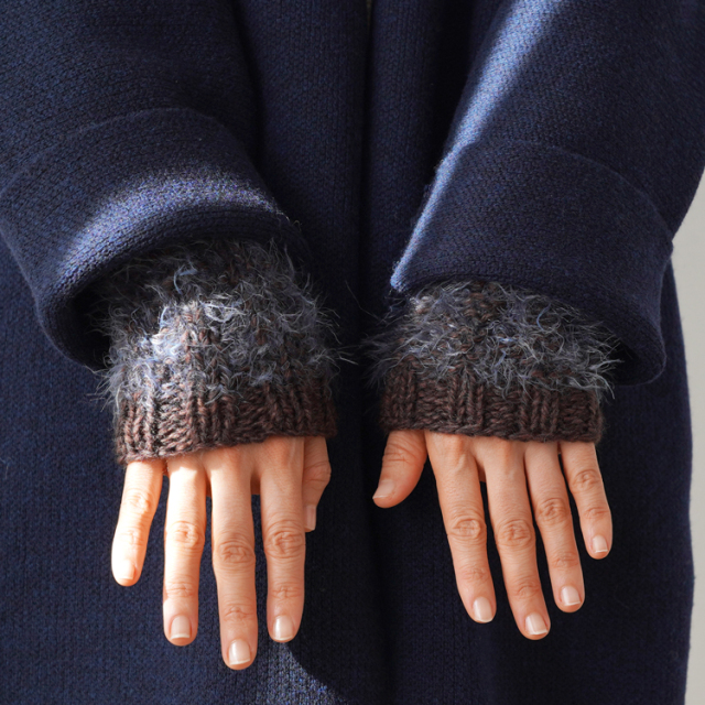 ふわふわのショートハンドウォーマー