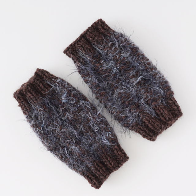 ふわふわのショートハンドウォーマー