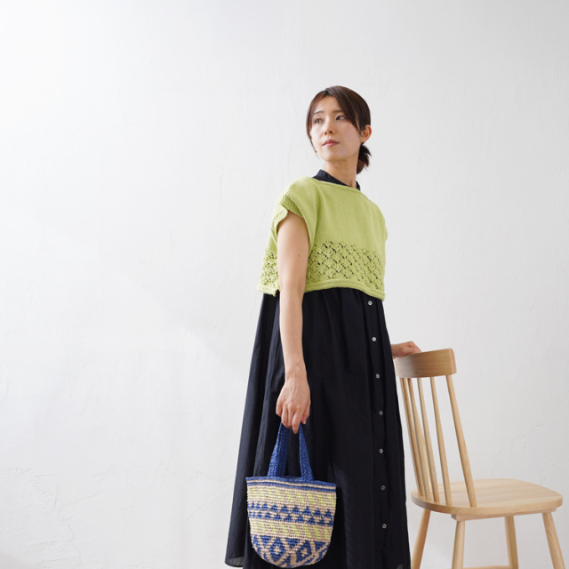 No.17 手編みの透かし模様のベスト　（春夏糸　ニュアンスコットン使用） ハマナカ 春夏毛糸 カポックコットンで編む透かし模様のVネック
