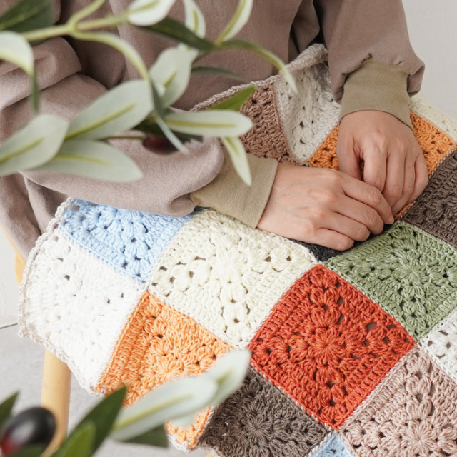 T25-16 1枚1色で編むモチーフつなぎのひざかけ 10910uv55234