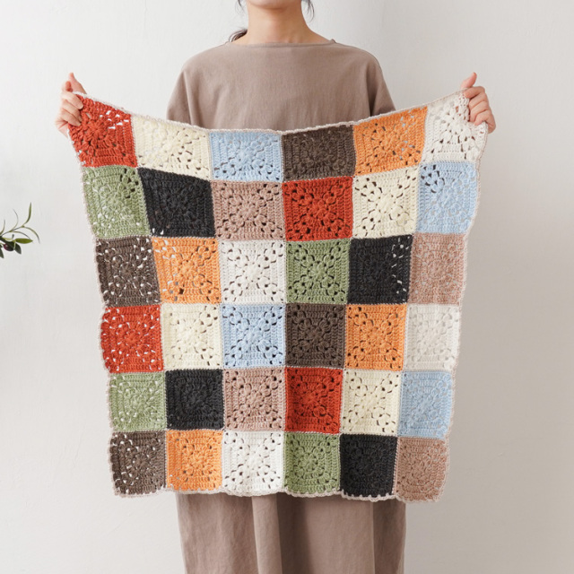 T25-16 1枚1色で編むモチーフつなぎのひざかけ 10910uv55234