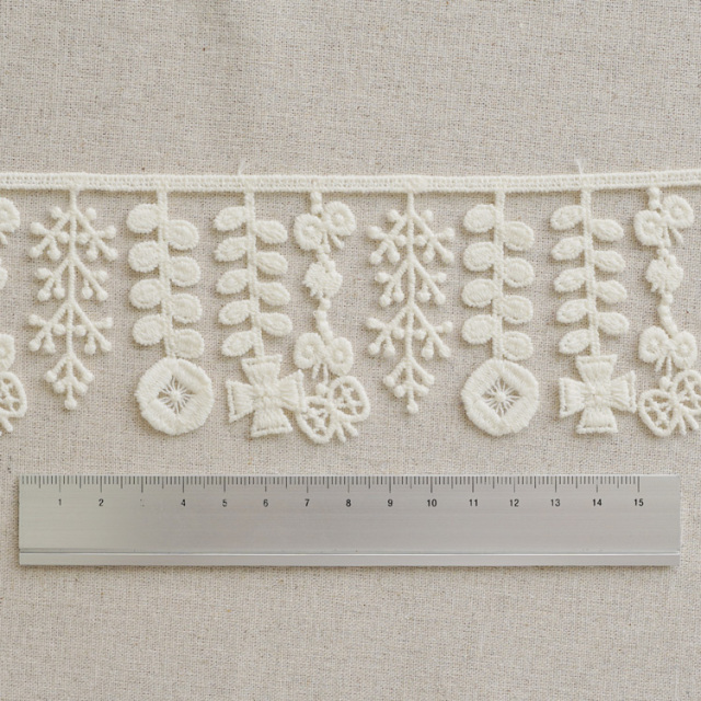 HIRVI【ケミカルレース】野道のお花 50cm