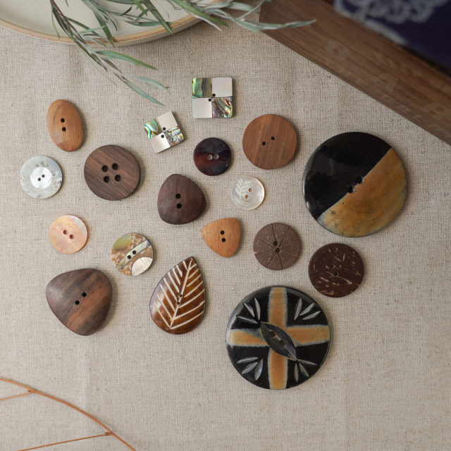 ココナッツボタンラウンド25mm(5P) CB4058