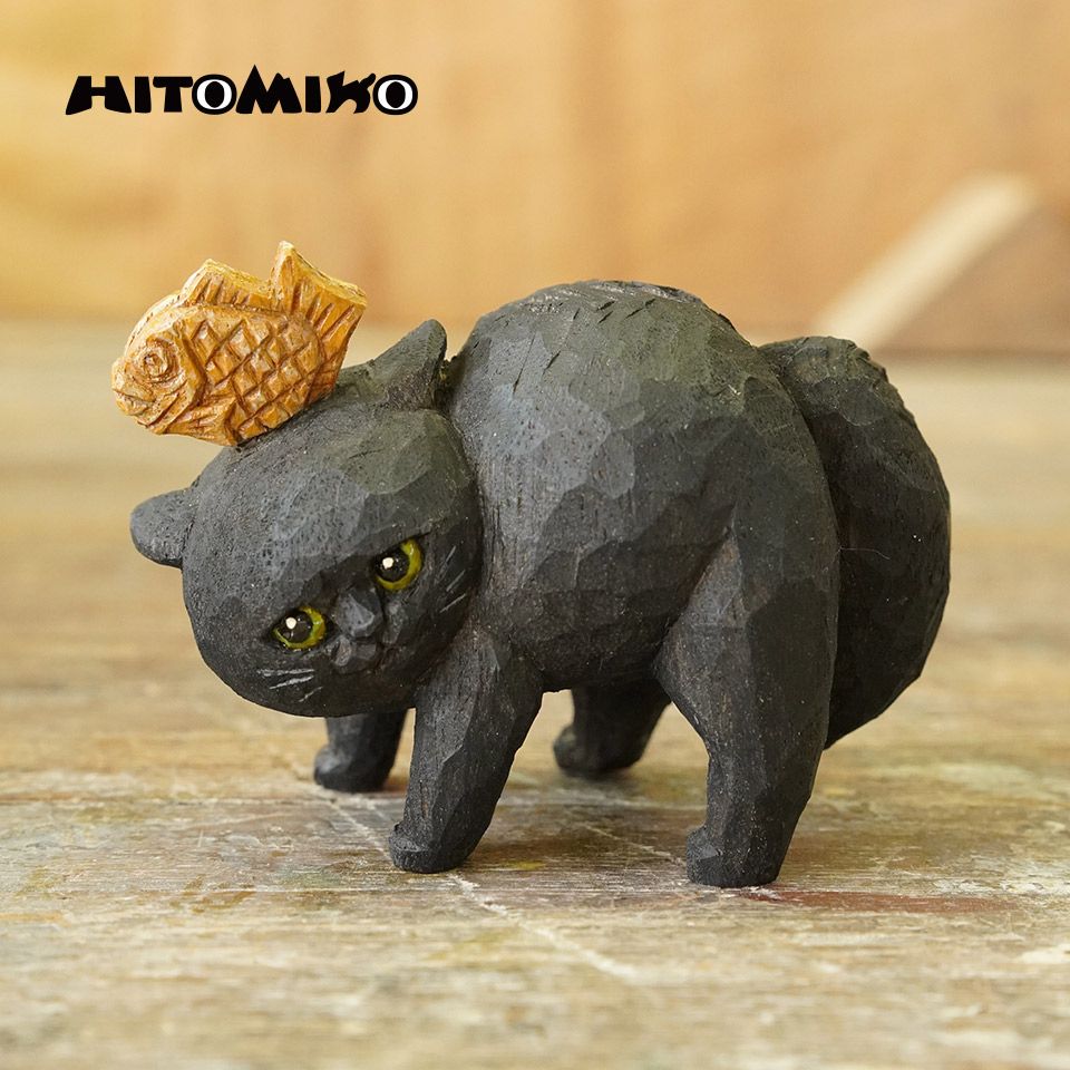 やんのかステップ木彫作品　スイーツ乗せ たい焼き【HITOMIKO（木村 瞳）】※一点物　On the Brink but Holding On “Taunting Step with a Taiyaki on Top”